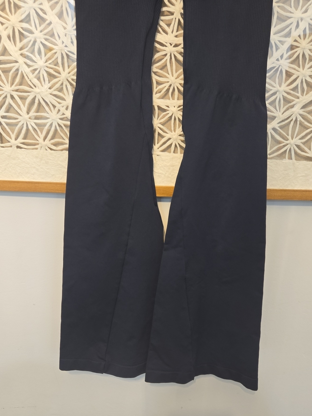 Thrivin Elevate Sculpting V-Waist Flare Leggings Navy Small - Picture 9 of 12